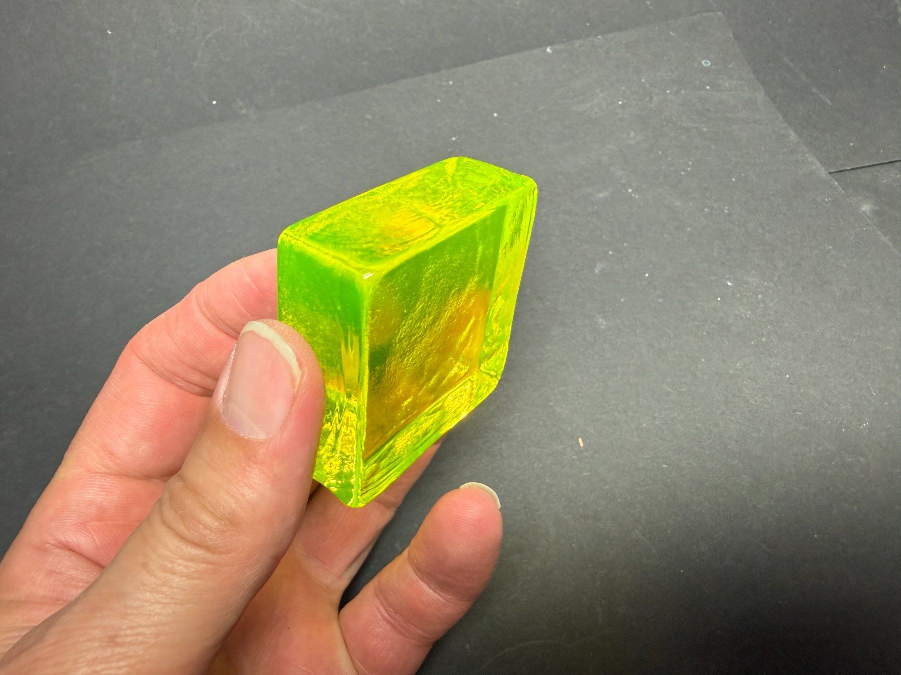 Bicchieri: Uranglas Block, 45 x 45 x 20 mm, 110g – Nuovo e nell'imballaggio originale da Lützelflüh-Goldb venduto da Elementis 2