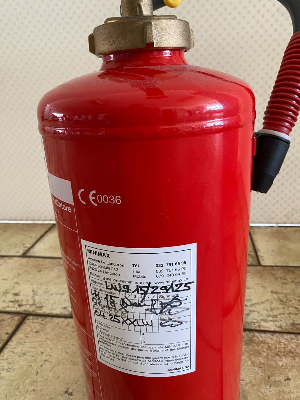 Estintori: EXTINCTEUR  MINIMAX 9L  mousse – Usato da Cortaillod venduto da cri_hw2g 1