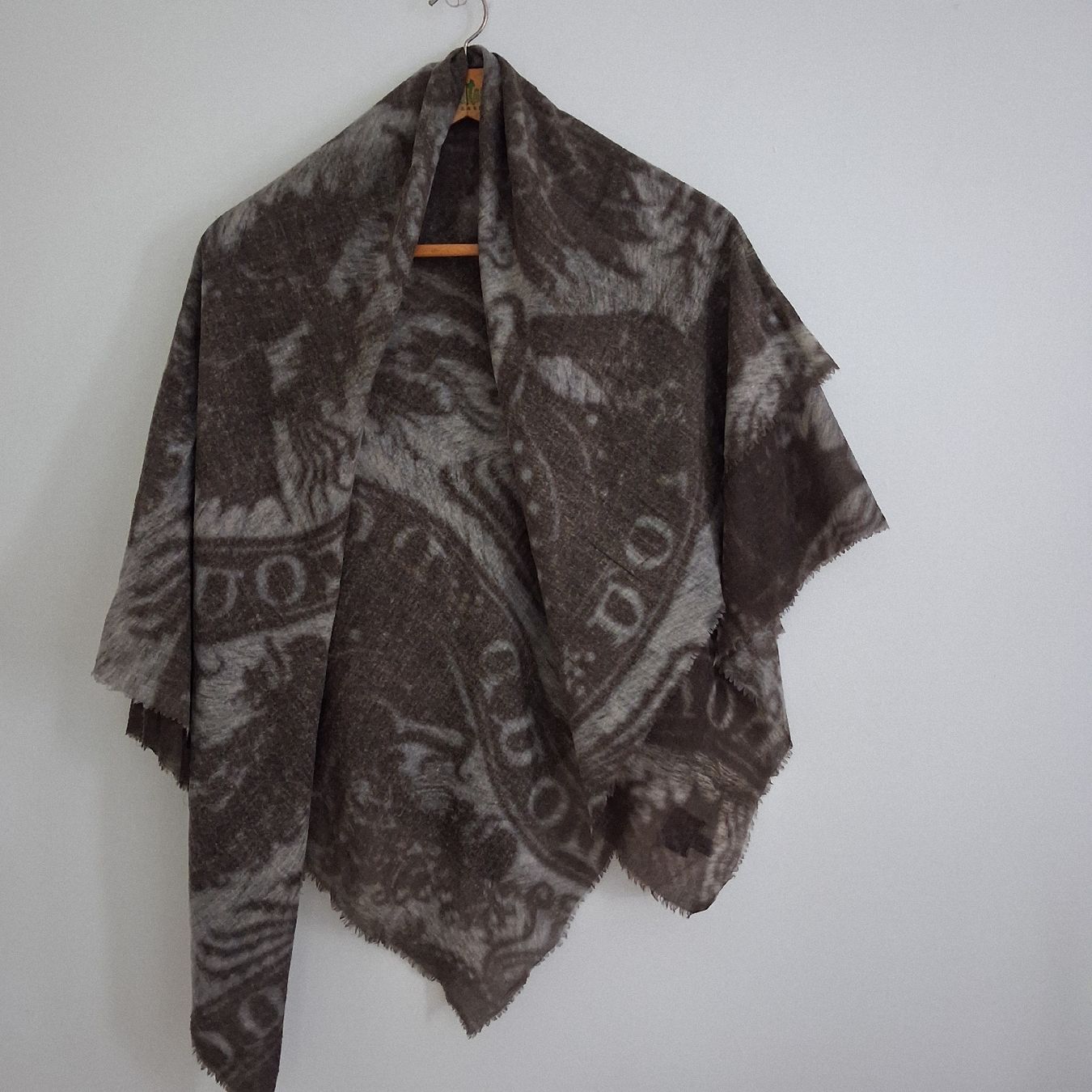 Foulards & écharpes: Loup Noir wool scarf – Neuf (Voir description) à Wil SG par tre_g2l7