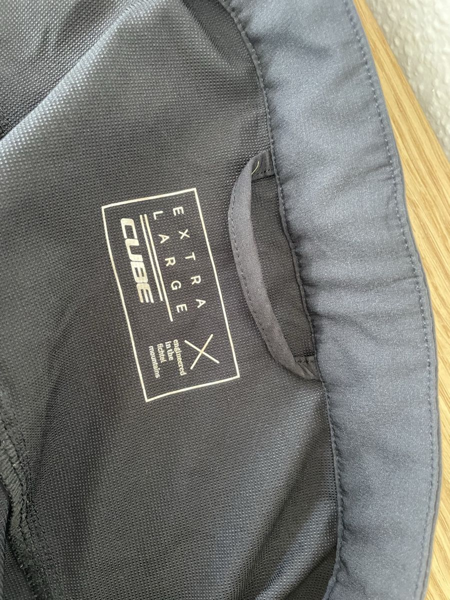 Cube Pantaloni: Cube shorts XL – Usato da Ipsach venduto da Rena-b 2
