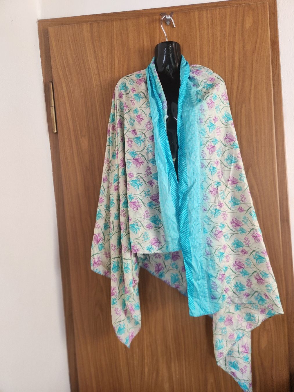 Foulards & écharpes: Écharpe  en soie imprimé floral bleu/violet  – D'occasion à Niedergösgen par Eva2410