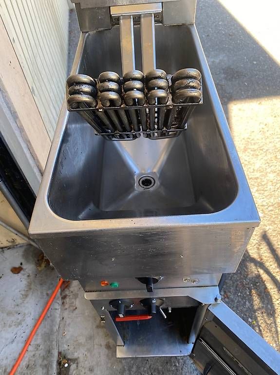 Cucine complete: Vend une friteuse Valentine – Usato da Martigny venduto da seater 1