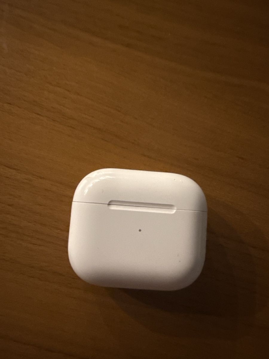 Apple Caricabatterie: Original Apple AirPods MagSafe Charging Case A2566 – Usato da Dübendorf venduto da zhe_69pd