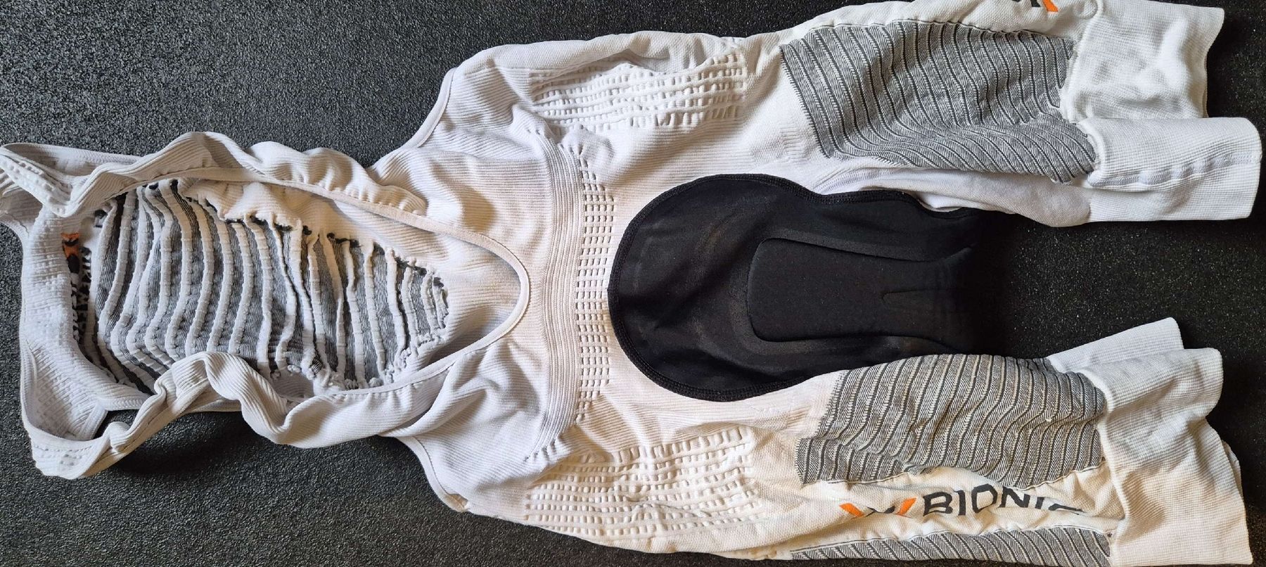 X-bionic Pantaloni: Radhose X Bionic Weiss/Schwarz gebraucht, Grösse M – Usato da Chur venduto da olipue