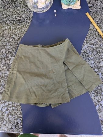 Olivgrüner Minirock/Shorts