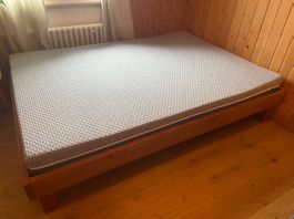 Massives Holzbett 140x200cm mit neuwertiger Happy-Matratze