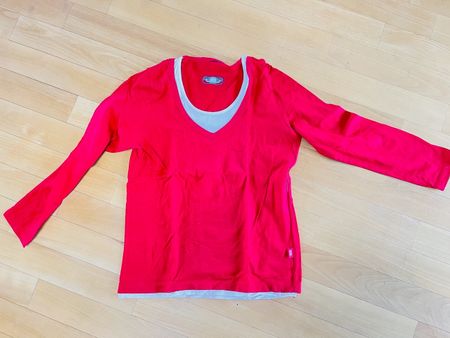 T-Shirt von Cecile rot mit ecru-weissem Decolleté Einsatz
