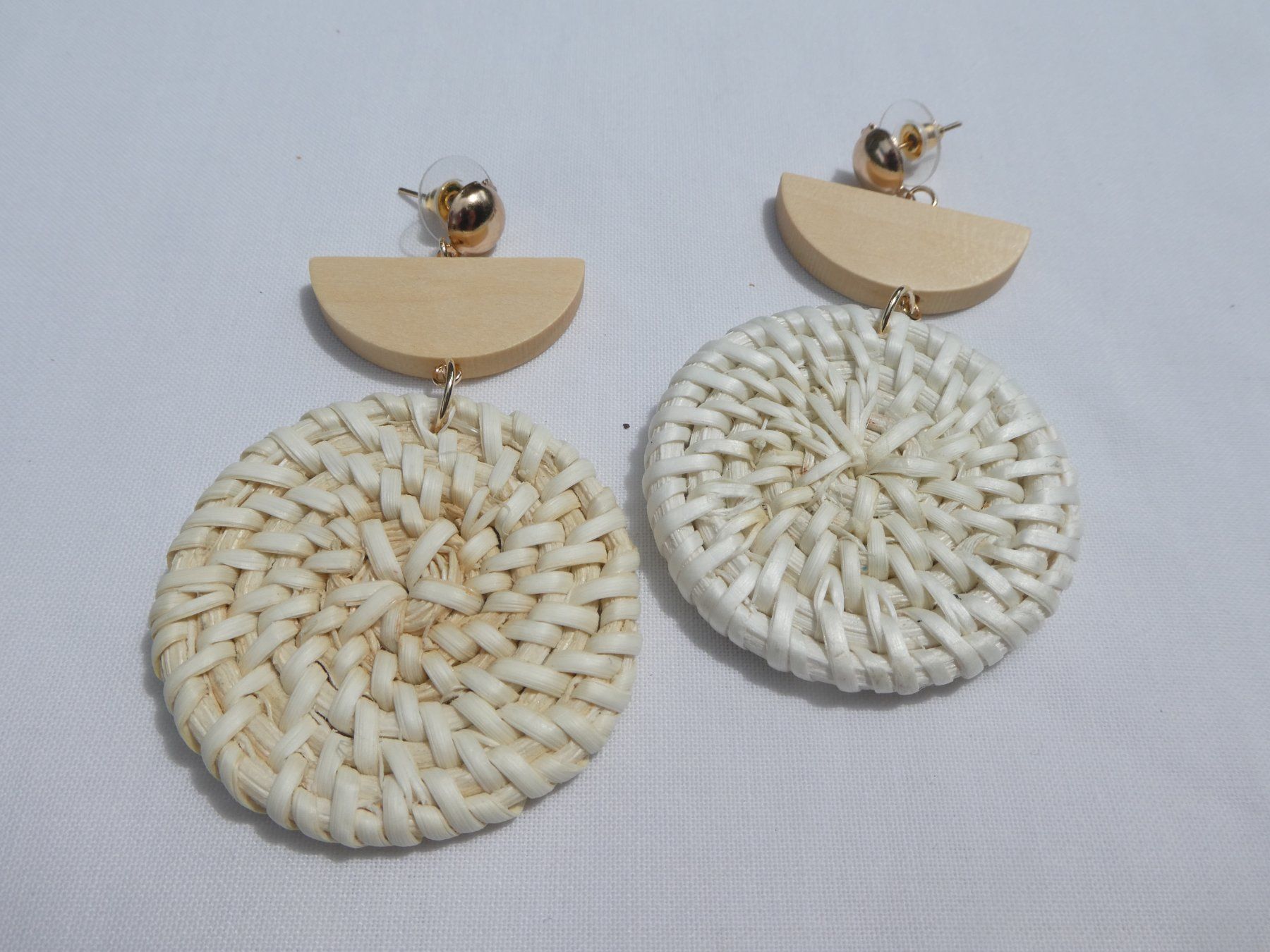 Orecchini pendenti & Orecchini a lobo: Grosse, leichte Rattan-Ohrstecker im Boho Style / NEU – Nuovo (secondo la descrizione) da Gattikon venduto da kaandooh