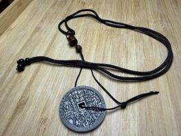 Halskette mit chinesischem Münzanhänger, NEU