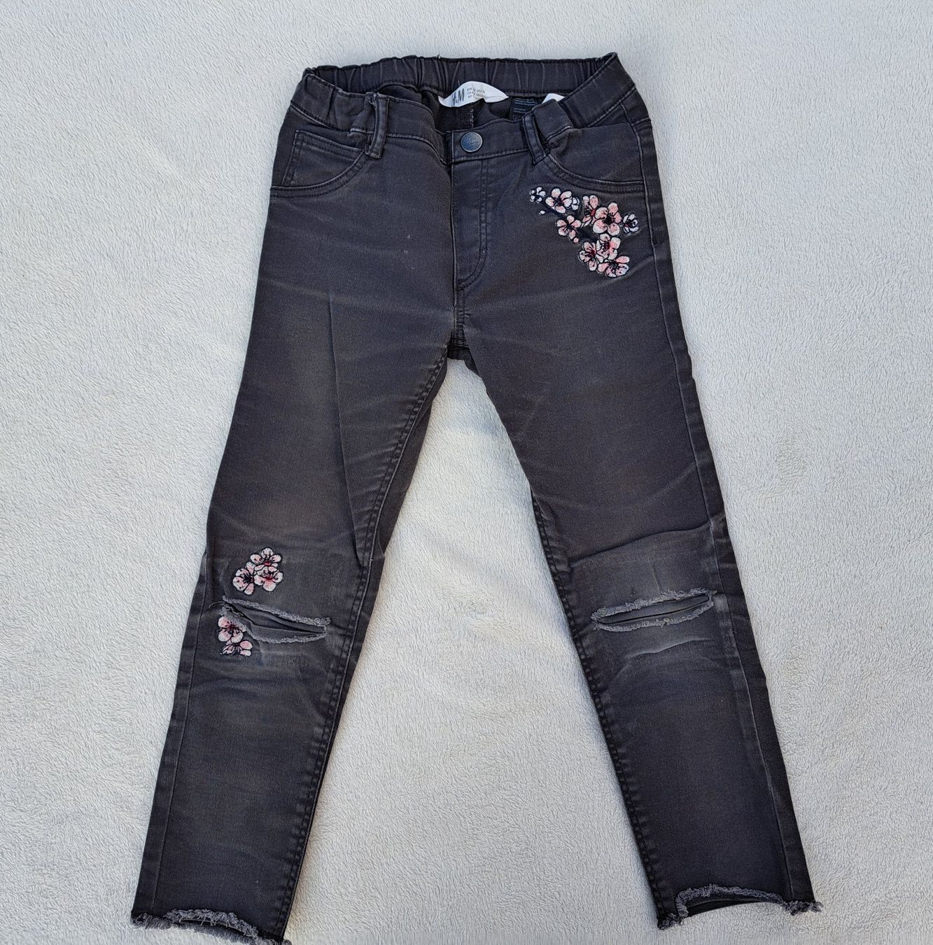 H&M Pantaloni: Mädchen Jeanshose Gr. 122 mit Blumenmuster – Usato da Gysenstein venduto da joshuas81