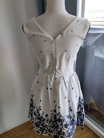 Damen Kleid weiss/blau mit Blumenmuster & Taillierung