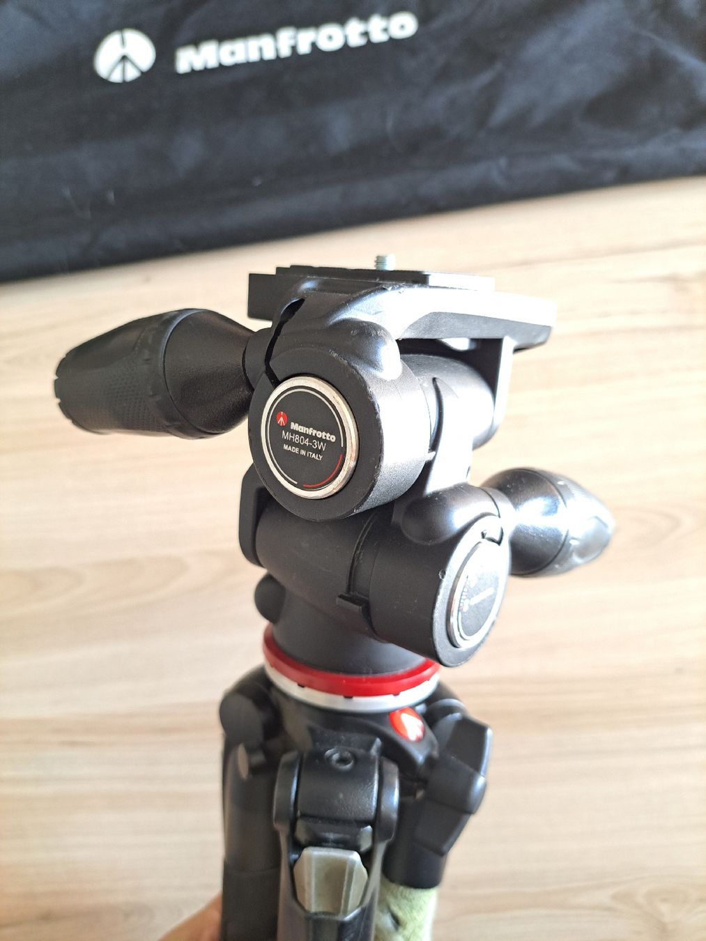 Manfrotto Treppiedi & Teste: Trépied Manfrotto MH804-3W avec housse! – Usato da Aigle venduto da Swampdudu 1