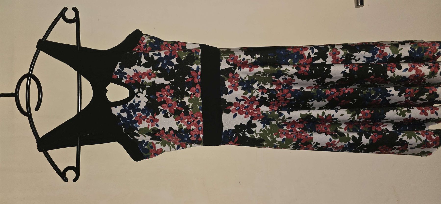 Vestiti: Robe à fleurs noire et blanche – Usato da Meyrin venduto da lul_6y9f