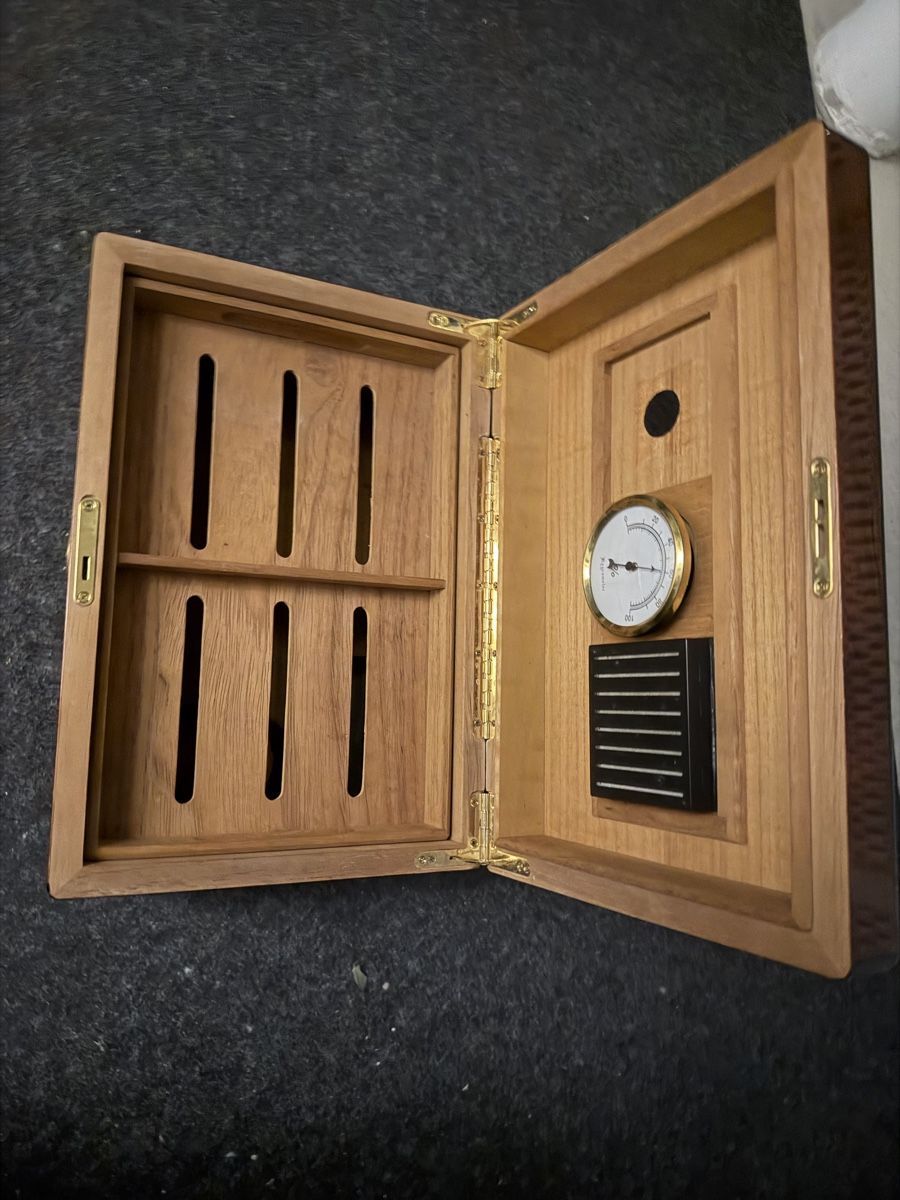 Adorini Humidor per sigari: Zigarrenkiste Holz mit Blattmotiv  – Usato da Schlieren venduto da Maler_D 1