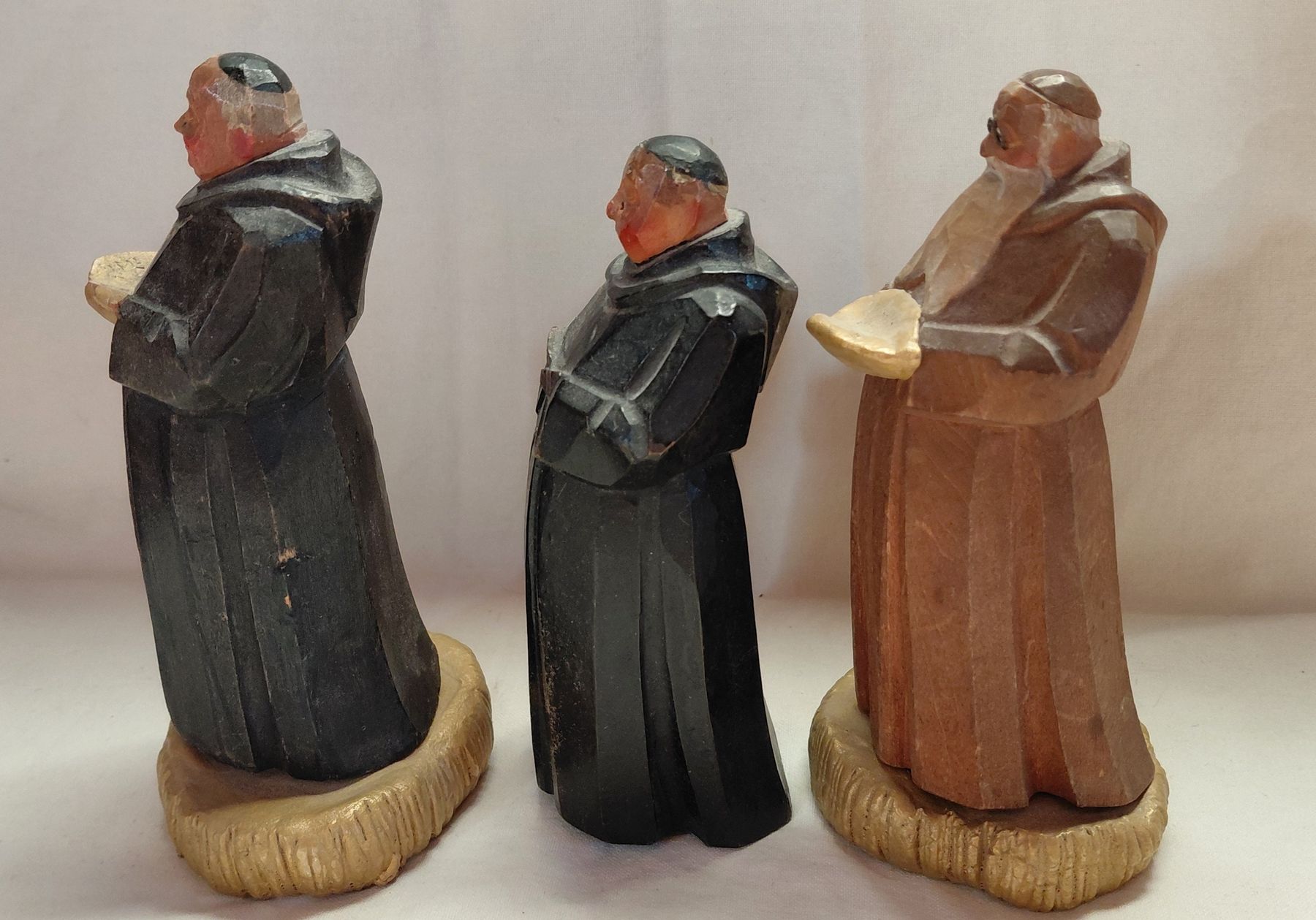 Skulpturen & Statuen: 3 geschnitzte antike Mönchsfiguren Huggler Brienz – Gebraucht aus Trogen von Limboo 2