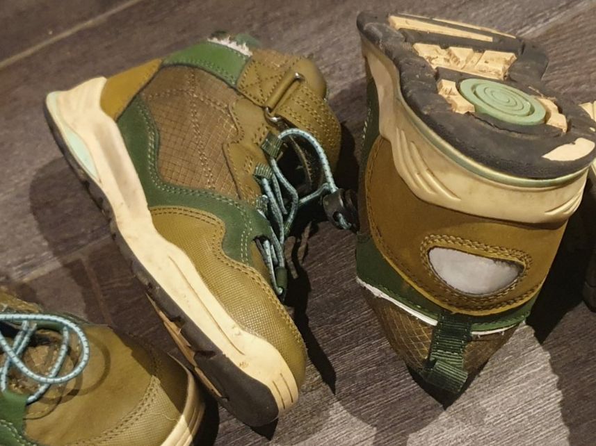 Scarpe per ragazzi: Hohe Turnschuhe Mädchen oder Jungen Grösse 29 – Usato da Ebmatingen venduto da zeitlos-gesund.ch 1