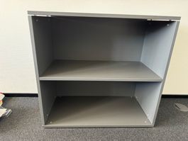 Graues Büroregal