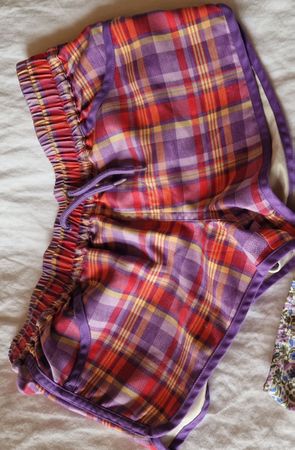 Sommerliche Shorts mit Karomuster, Grösse 116, Violett/Rot