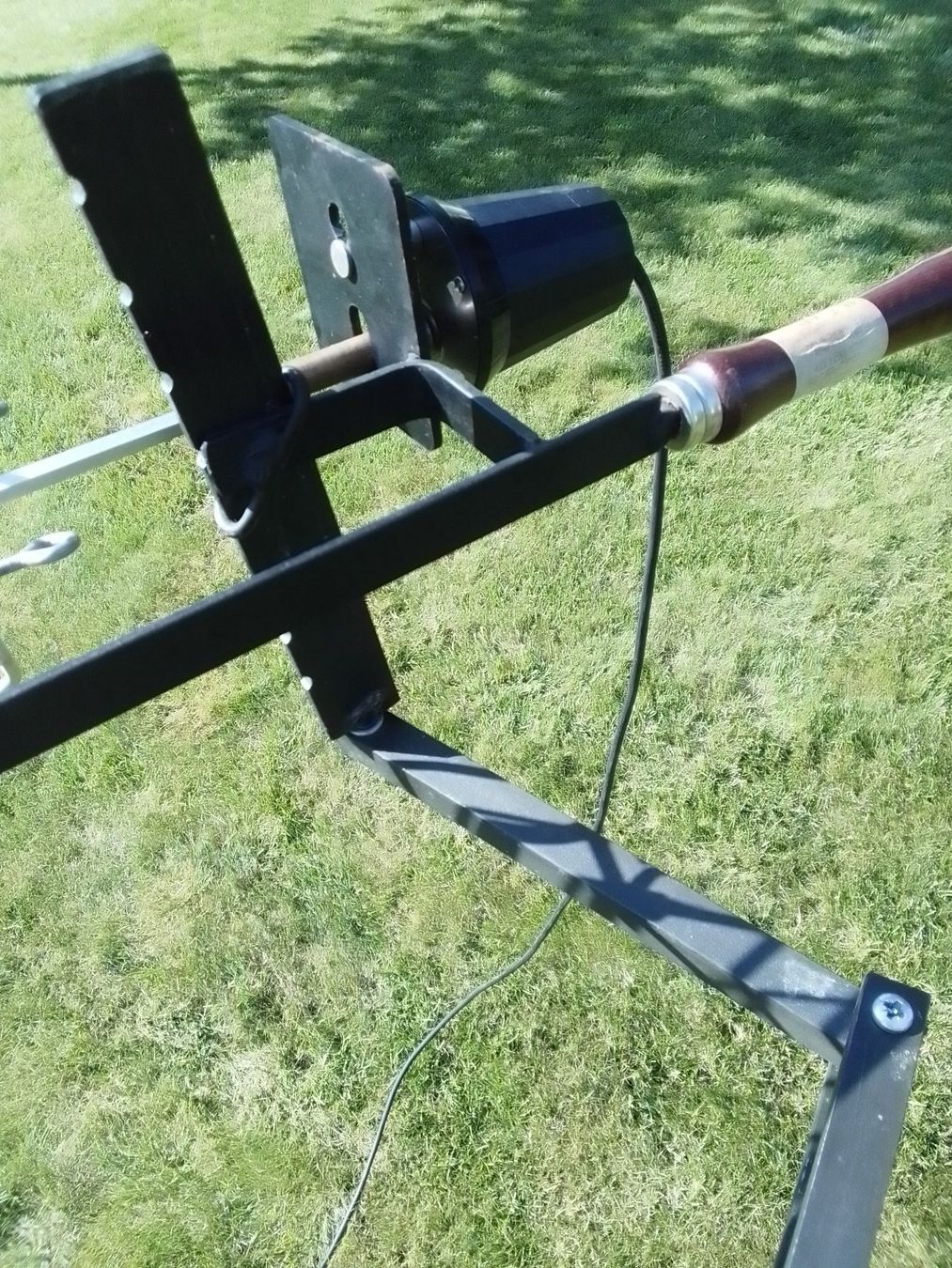 Griglie: Gartengrill mit Schwenkarm, El.-Motor und Grillkorb. – Usato da Röschenz venduto da Hellas13 6