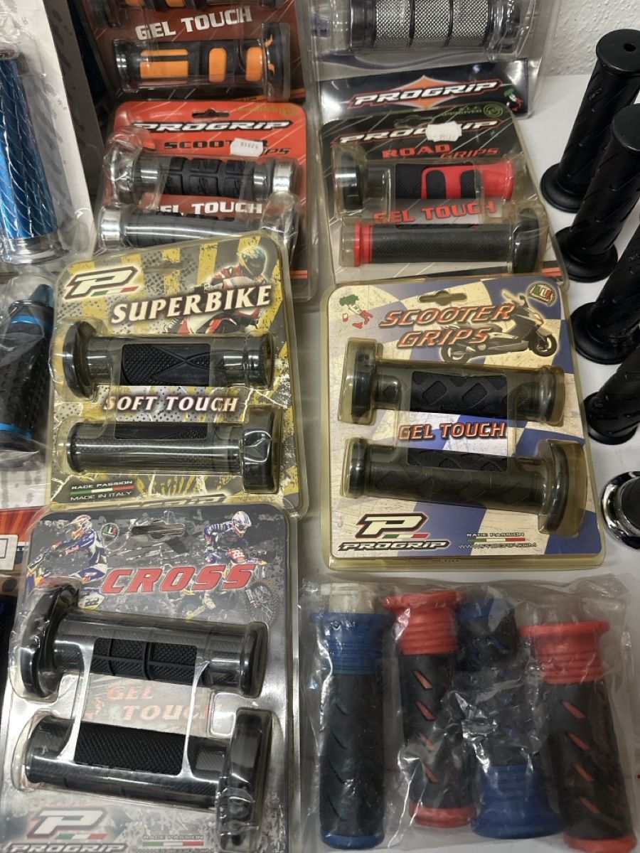 Toutes les pièces détachées moto: Assorted Motorcycle Handlebar Grips Set New – Neuf avec emballage d'origine à Elsau par MANWITHVAN 2