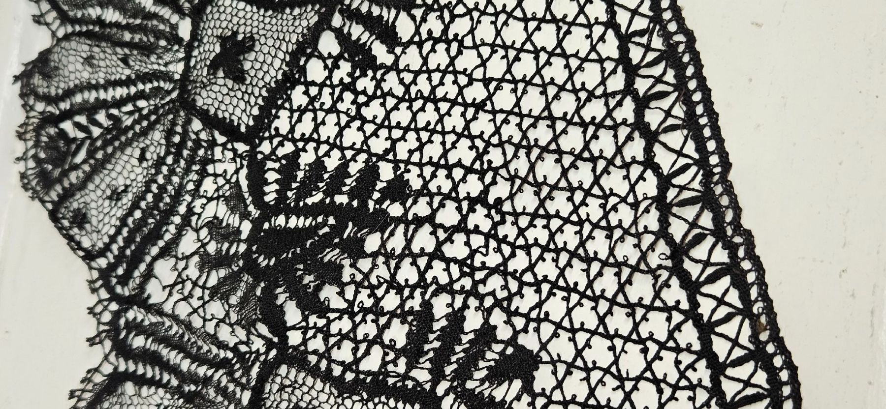 Tessuti: dentelle ancienne noire 60cm – Usato da Carouge GE venduto da Lea000