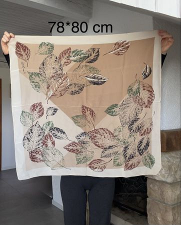 Foulard en soie Pierre Cardin vintage – 78 × 80 cm