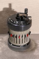 Curta II, mech. Rechenmasch., im August 25 frisch revidiert