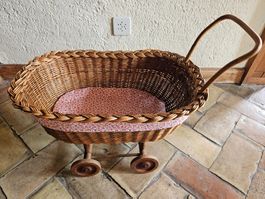 Poussette de poupée en osier ancienne rénovée