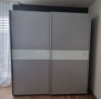 Schwebetürenschrank grau mit Glas-Mittelstreifen