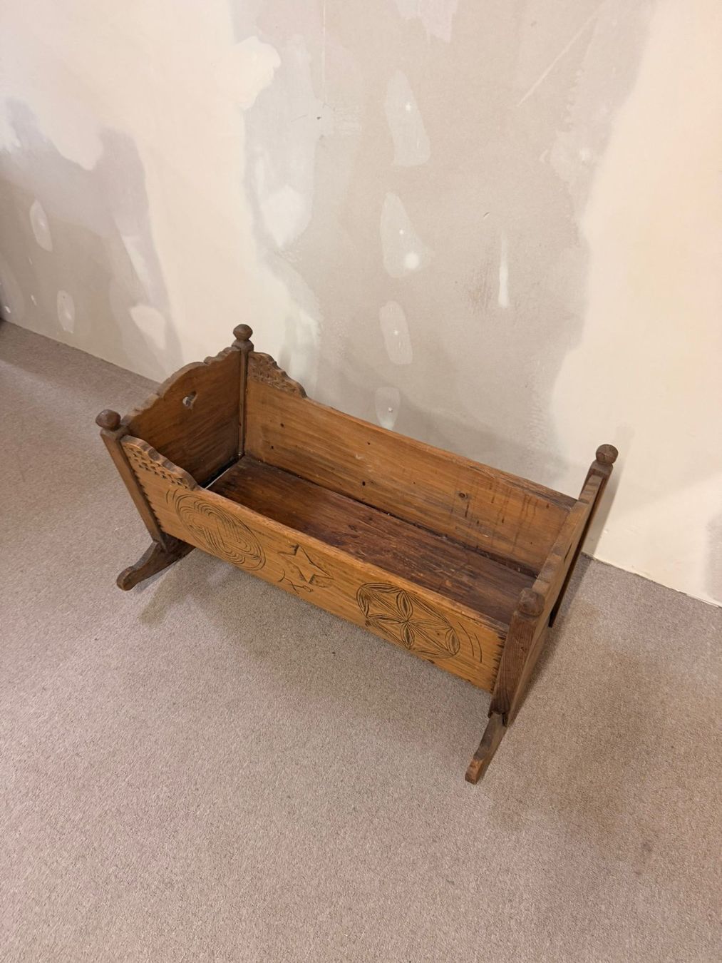 Carrozzine per bambole: Antike rustikale Holz-Wiege mit Schnitzereien, Vintage – Usato da Rickenbach ZH venduto da Der-Insider 7