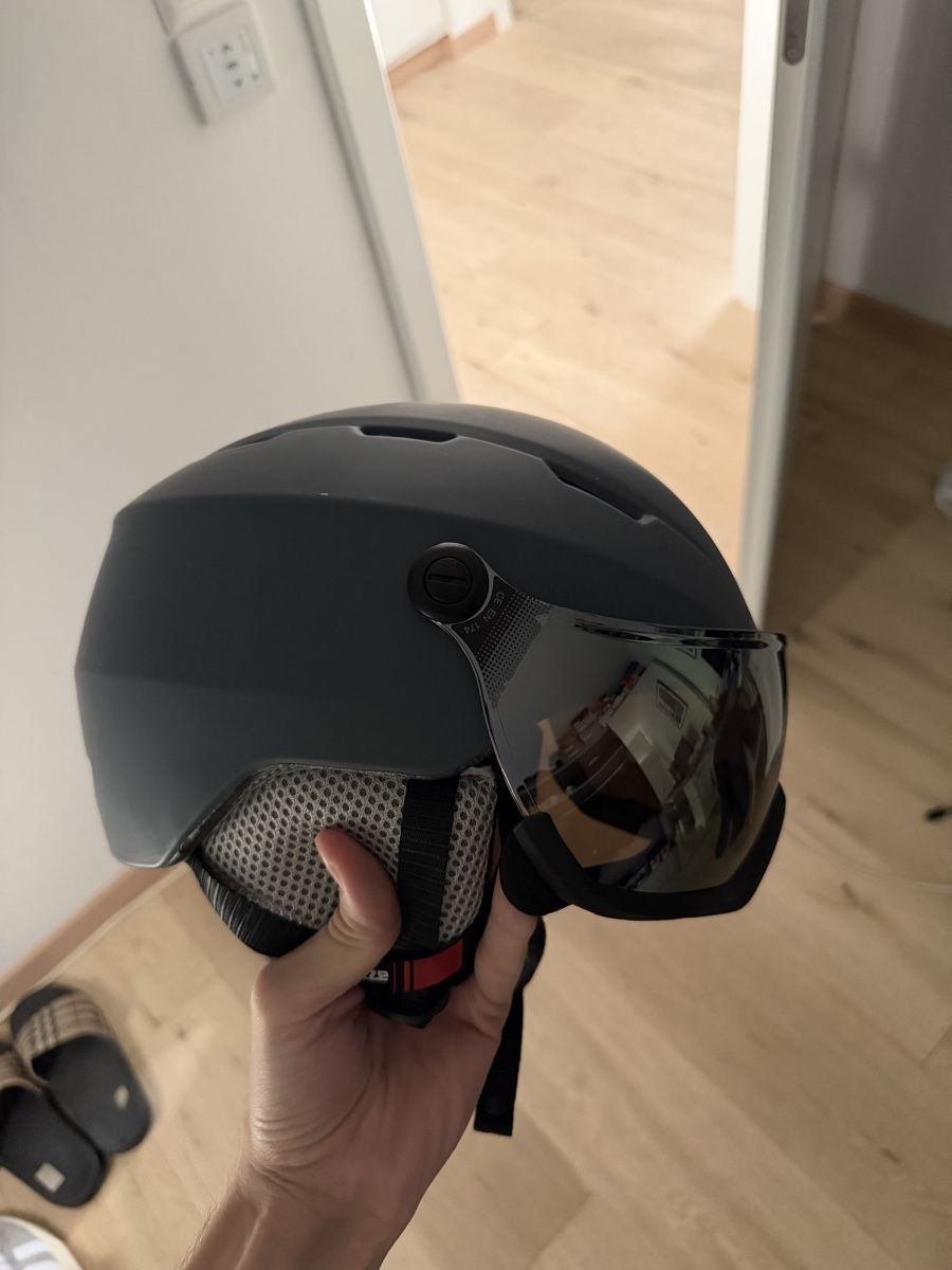 Casques: Ski Helmet with Visor anthracite – D'occasion à Sorengo par gab_t5df
