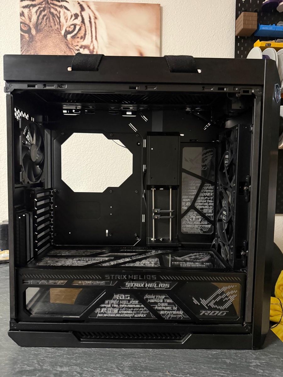 Asus Custodie: ASUS ROG Strix Helios GX601 – Usato da Moosseedorf venduto da Slowwdown