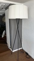 Stehlampe schwarz mit hellem Lampenschirm neuwertig