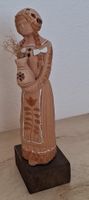 Tonskulptur: Mädch mit Krug auf Holzsockel (26 cm)