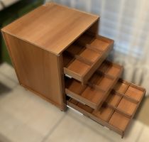 Praktischer Holz-Rollcontainer mit 27 Sortierfächern