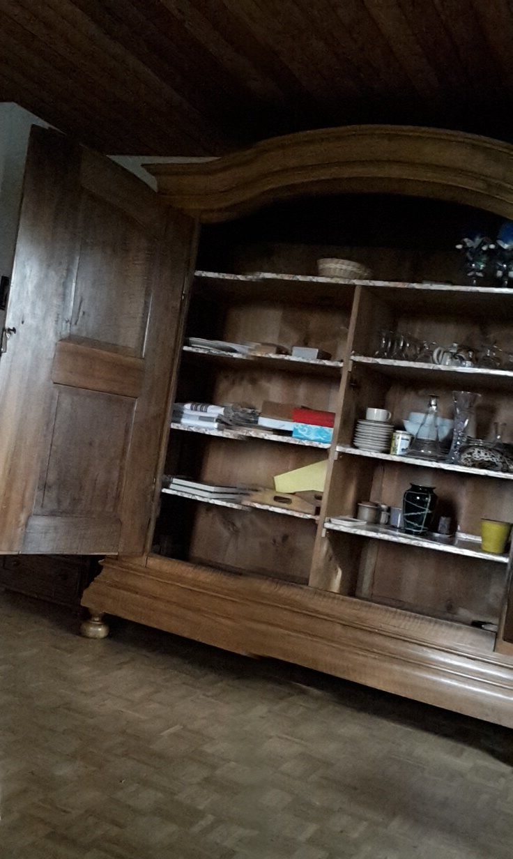 Armadi: Alter  Schrank – Usato da Winterthur venduto da Willibo 4