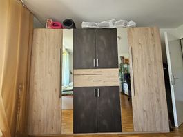 Grosser Kleiderschrank mit Spiegeln