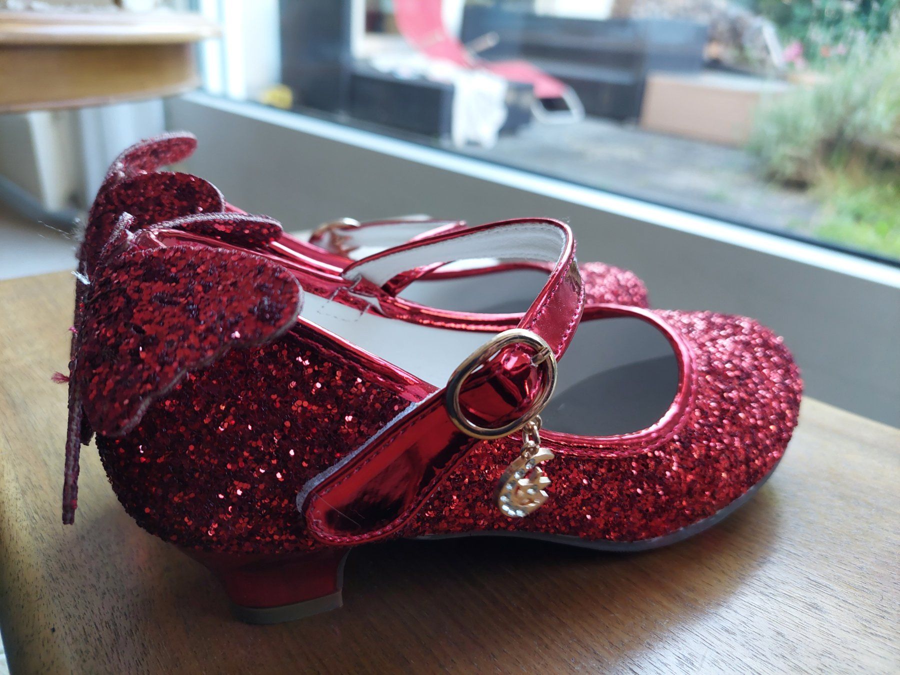 Schuhe für Mädchen: Glitzer Schuhe – Neu (gemäss Beschreibung) aus Wynau von Meysi 1