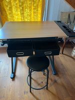 Bureau avec plateau inclinable