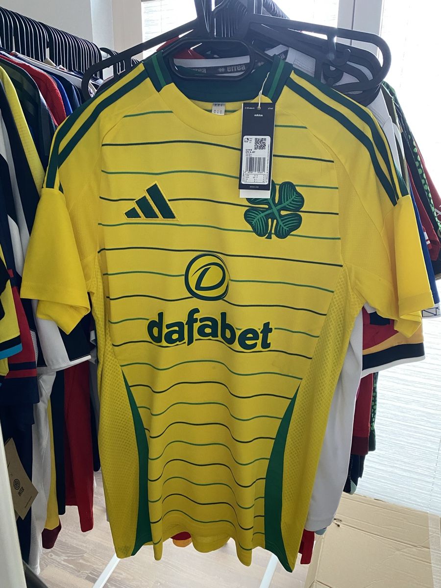 Adidas Leibchen & Hosen: Original et neuf - Maillot Celtic Taille S – Neu und originalverpackt aus Rossemaison von Carduelis