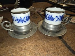 Alte Zinn-Kaffeebecher mit Untertasse, 2 Stk (M)