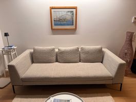 Sofa mit 3 Kissen helle Farbe sehr guter Zustand