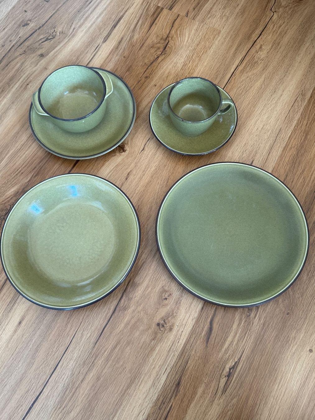 Set di piatti: Grünes Geschirrset (Rössler?) – Usato da Münchenbuchsee venduto da kalapani