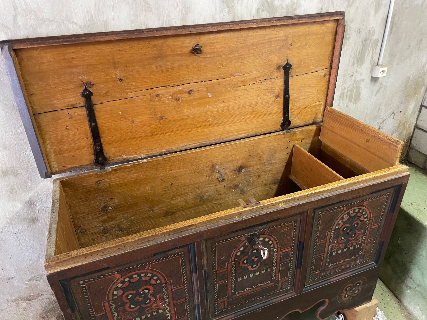 Cassapanche: Antike Truhe Paris 1730 – Usato da Biel/Bienne venduto da Rothar 8