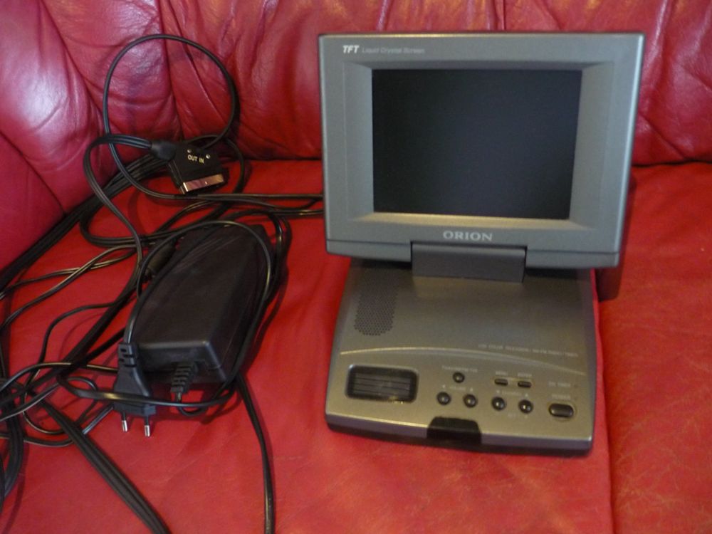 Téléviseur à tube cathodique vintage avec écran blanc isolé sur blanc | Photo Premium