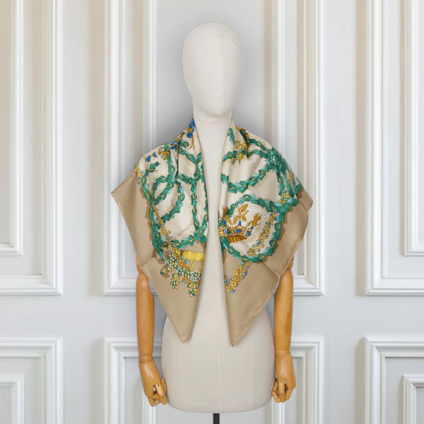 Hermès Foulard & Sciarpe: Hermès Carré "Le sacre du Printemps" beige – Usato da Binningen venduto da Designerlabels 1