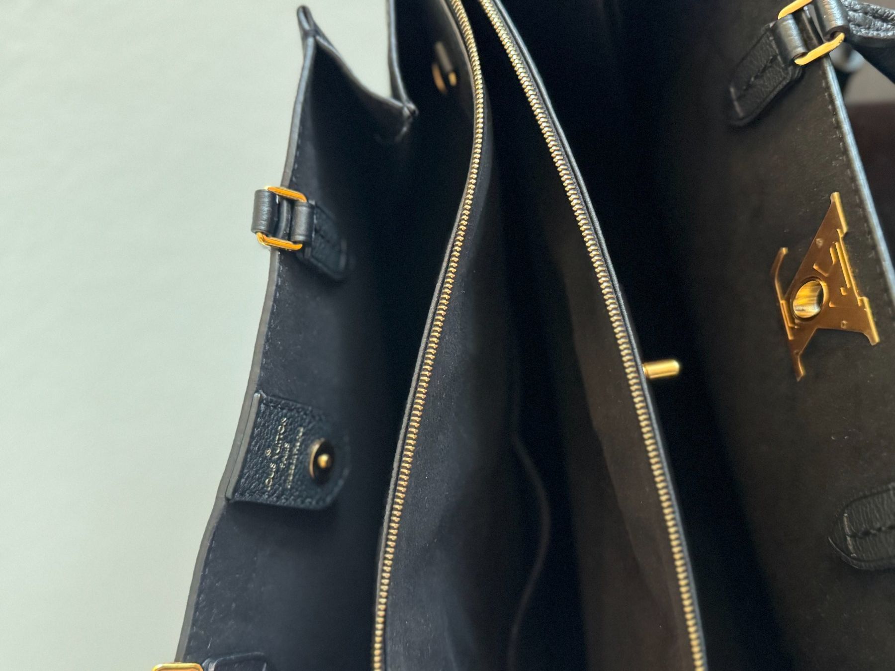 Louis Vuitton Borse da donna: Louis Vuitton LockMeTo Noir – Usato da Richterswil venduto da immersommer 7