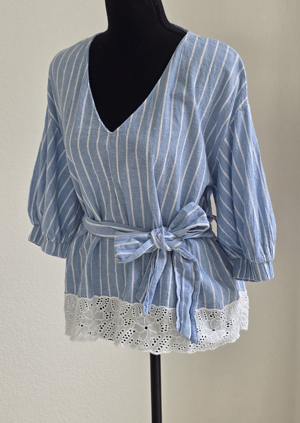 Zara Chemisiers: Zara Bluse gestreift hellblau mit Spitze Grösse S/ M – D'occasion à Rheinsulz par Gilea