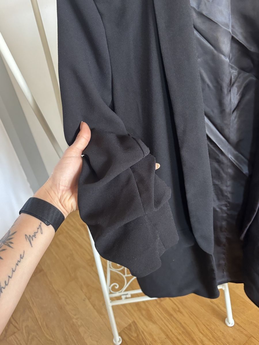 Stradivarius Giacche: Stradivarius schwarzer Blazer mit gerafften Ärmeln - Size S – Usato da Basel venduto da AnninaD97 7