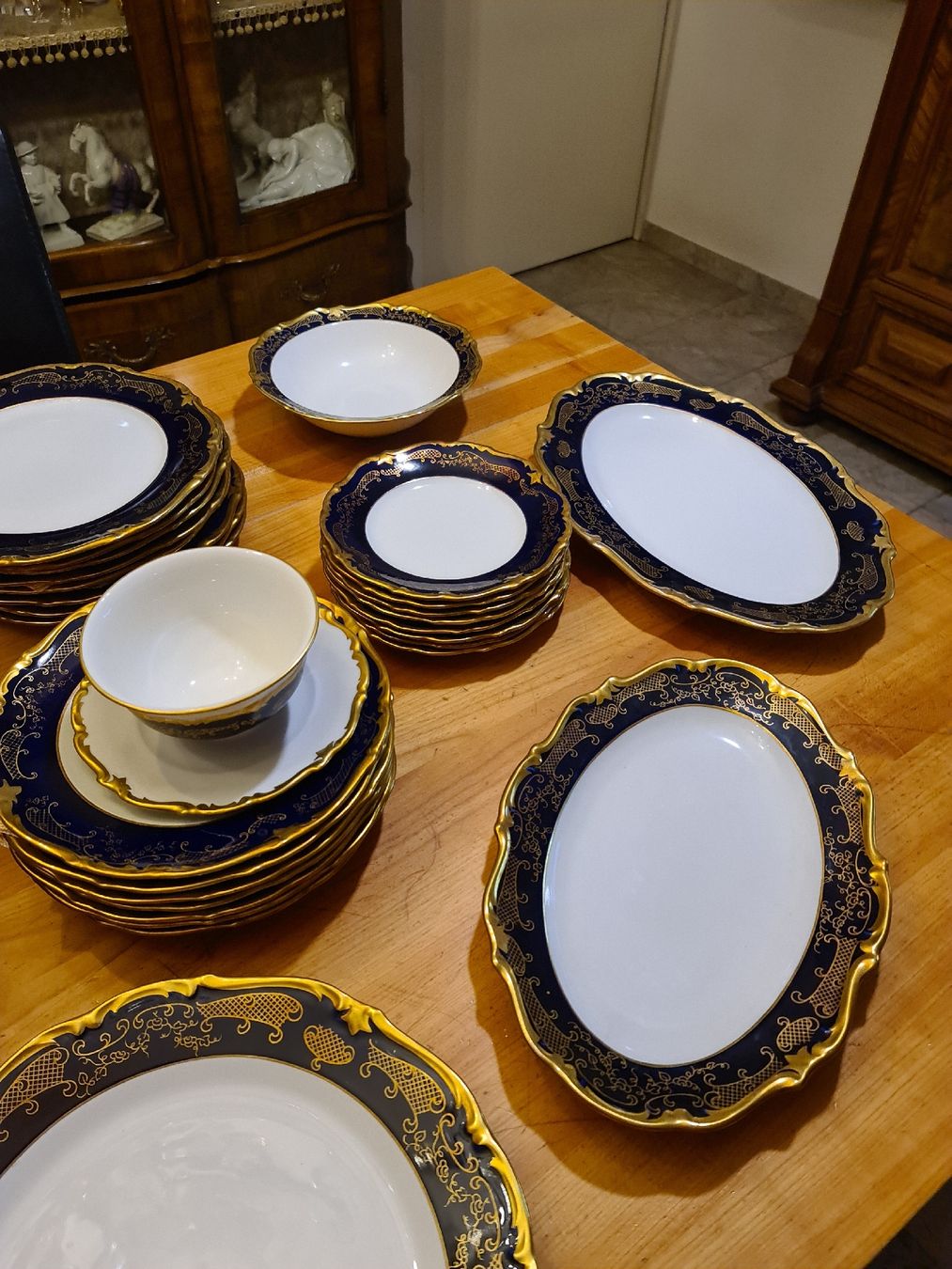 Set di piatti: Reichenbach Barock Speiseservice Kobalt Gold – Usato da henau venduto da Rockj 3